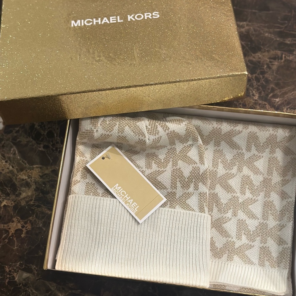 NWT Michael Kors Scarf & Beanie Gift Set